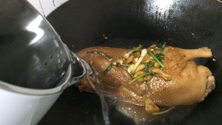 酱油全鸭-在家这样做,然后把腌鸭子的酱料倒进去,加热水!热水是肉质鲜嫩的秘诀,非常重要