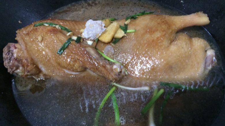 酱油全鸭-在家这样做,加一粒冰糖进去一起煮,也是肉质鲜嫩的秘诀之二✌️!煮鸭子的热水如果多了可以装出来,少了继续加热水进去,可以灵活