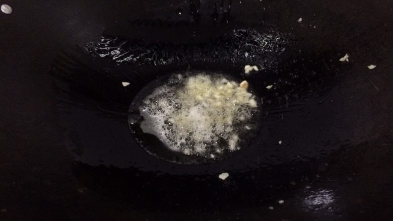 酱油全鸭-在家这样做,开始做的时候放油,放两粒蒜蓉