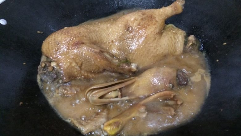 酱油全鸭-在家这样做,鸭头鸭翼鸭脚放进去煮熟后先捞出来,到差不多收汁再放进去上色