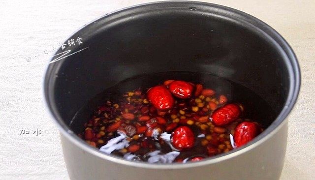 补气五红粥,食材一起入锅,开启煮粥模式。