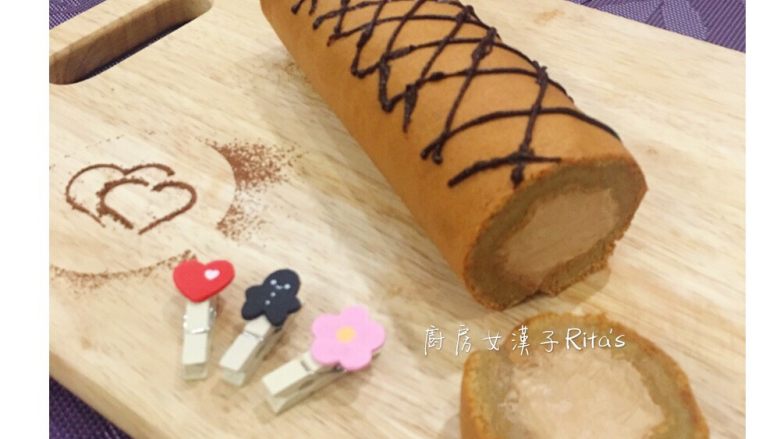 摩卡咖啡戚风蛋糕卷,第二卷方法相同。食用时可再淋点巧克力酱在上面喔~