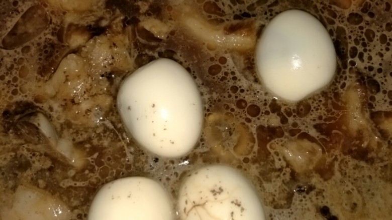 自制肉夹馍,煮<a style='color:red;display:inline-block;' href='/shicai/ 9'>鸡蛋</a>剥壳放进汤里入味