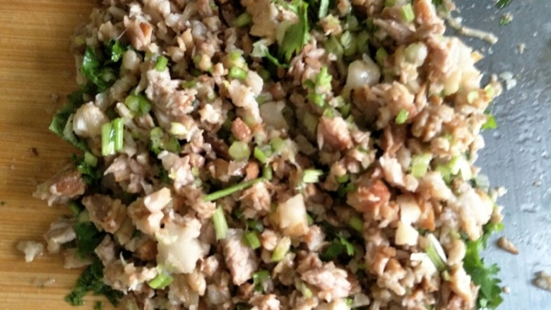 自制肉夹馍,五花肉切碎，<a style='color:red;display:inline-block;' href='/shicai/ 131'>香菜</a><a style='color:red;display:inline-block;' href='/shicai/ 62'>辣椒</a>切碎