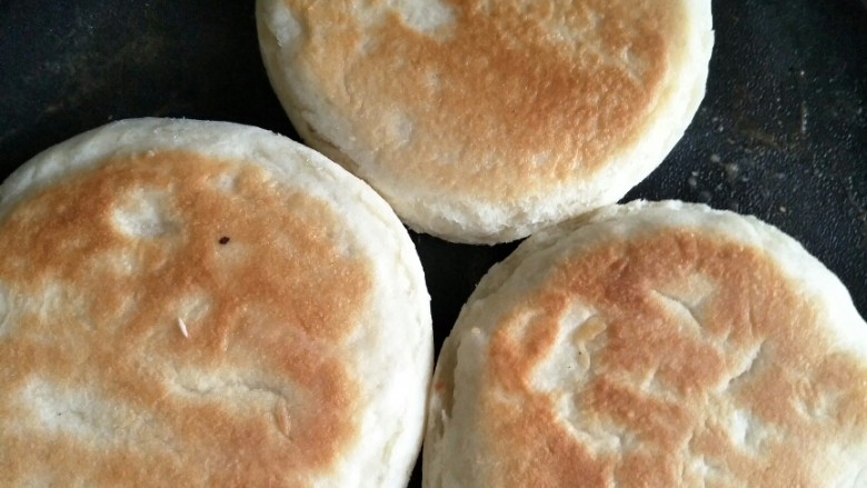 自制肉夹馍,面团揉成圆饼放进电饼铛，十分钟两面金黄就好了