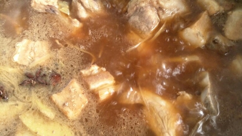 自制肉夹馍,之前买来的猪骨煲汤，<a style='color:red;display:inline-block;' href='/shicai/ 428'>五花肉</a>切块炒至两面金黄加入骨汤一起炖半小时