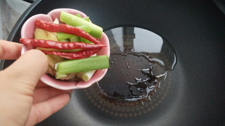 辣炒鱼籽,放进葱姜蒜,干辣椒,炒香