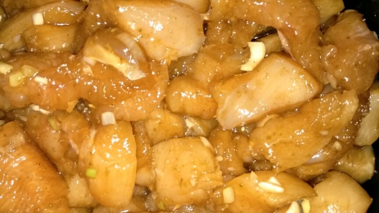 烤箱版鸡米花,<a style='color:red;display:inline-block;' href='/shicai/ 101'>鸡胸肉</a>在开水里过一下,切成1-2cm的块状,加葱末适量盐味精胡椒粉味极鲜调味