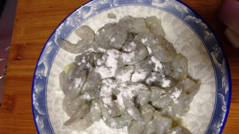四色木瓜虾仁,
腌制好的虾仁捡出葱段,加入淀粉和几滴食用油抓匀上浆