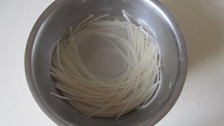 猪肝粉丝煲,米粉用冷水泡软;