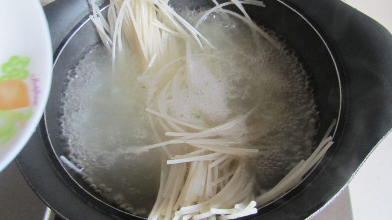 猪肝粉丝煲,泡软的米粉放入锅中煮;