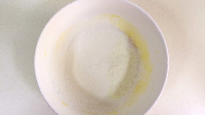 旺仔小馒头,之前过完筛的粉类混合,再过筛入打散的液体中,淀粉比较细腻多过一次均匀些。