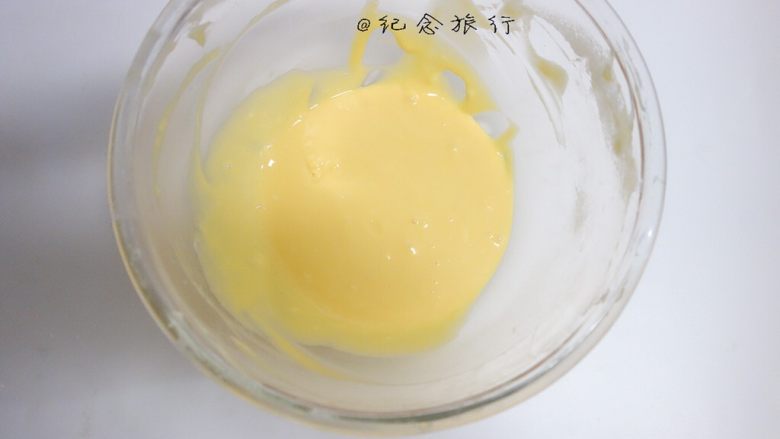 低糖少油又好吃的柠檬戚风,加入蛋黄混合均匀