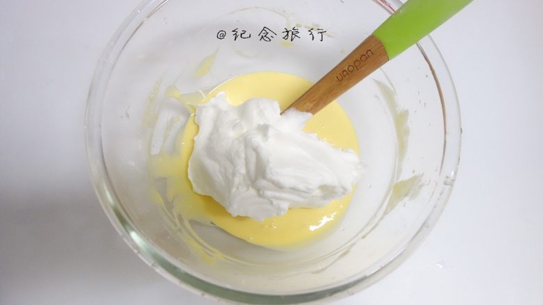 低糖少油又好吃的柠檬戚风,蛋黄面糊分两次加入蛋白霜翻拌均匀,是翻拌、切拌,用蛋抽的话Z字形搅拌,从底部挖上来一堆再甩掉,这里不能用搅拌器也不能打圈!!会消泡消泡消泡!