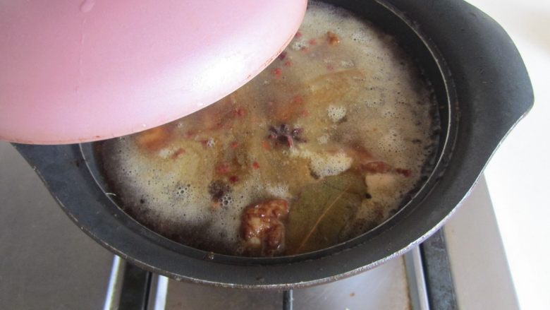 香菇豆腐泡烧排骨,翻炒上色后加入适量的水,大火煮开, 转为小火加盖炖煮20分钟;