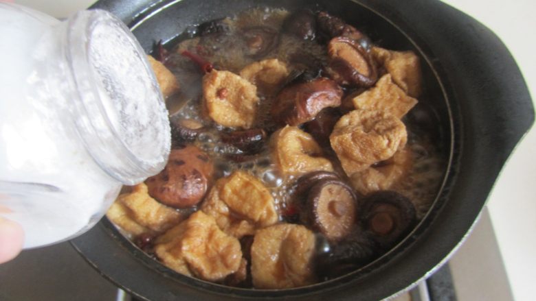 香菇豆腐泡烧排骨,最后加入适量的盐和胡椒粉调味,盛入小钵中, 表面撒上小葱末。