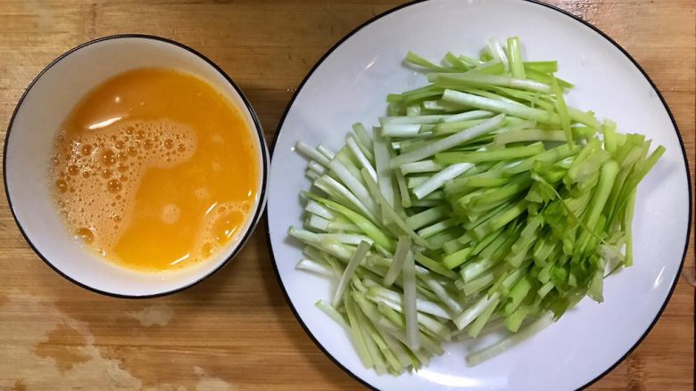 超满足便当（22）,排骨腌好之后 就放一旁 腌制久一些 就要准备其他 把韭黄洗净切段 鸡蛋打好 加盐打散