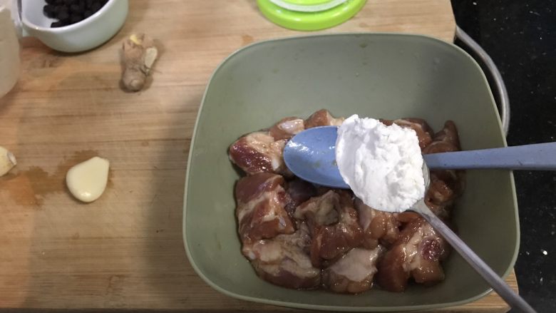 超满足便当（22）,把之前那些搅拌均匀之后 再放入一勺生粉 搅拌均匀