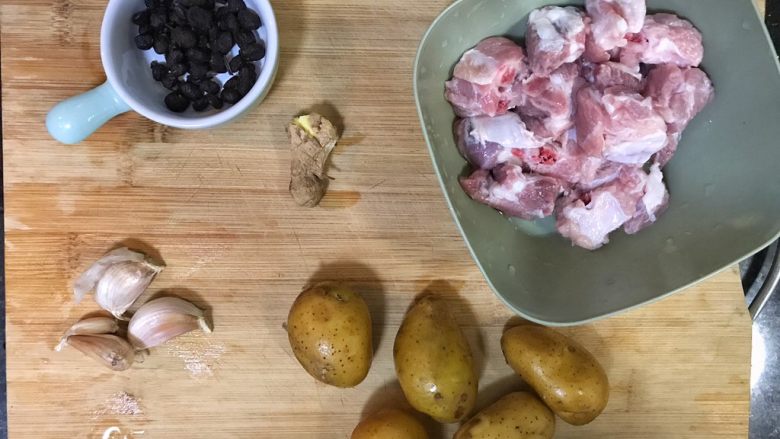 超满足便当（22）,豉汁<a style='color:red;display:inline-block;' href='/shicai/ 2549'>薯仔</a>蒸<a style='color:red;display:inline-block;' href='/shicai/ 434'>排骨</a>备料