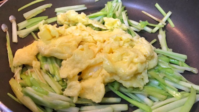 超满足便当（22）,倒入鸡蛋