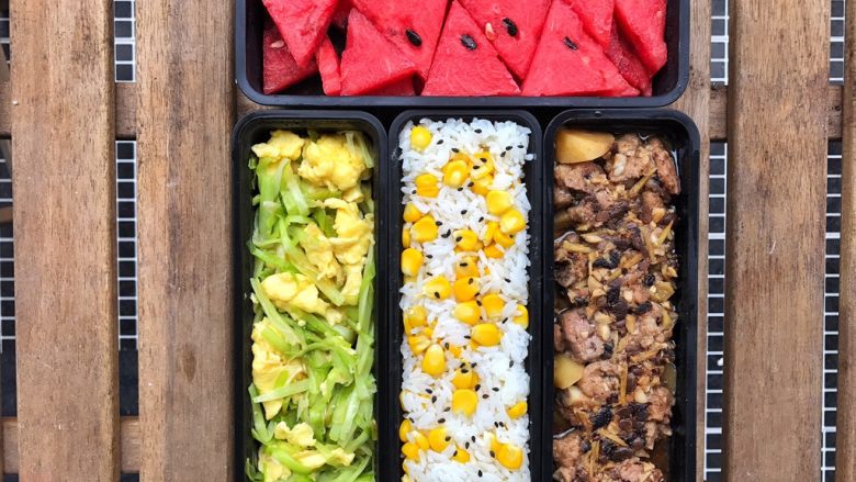 超满足便当（22）,装便当盒的时候也是把土豆码在下面 再把排骨房子上面 再淋上汤汁