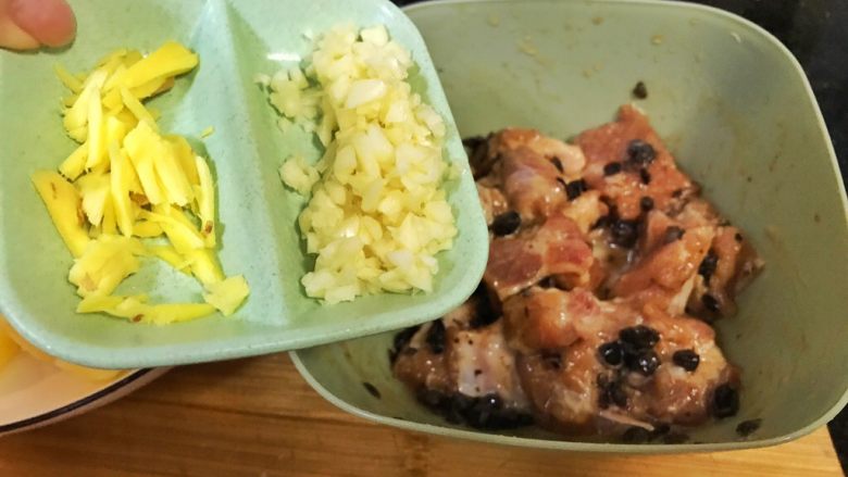 超满足便当（22）,再倒入蒜末搅拌均匀 然后放在一旁继续腌制