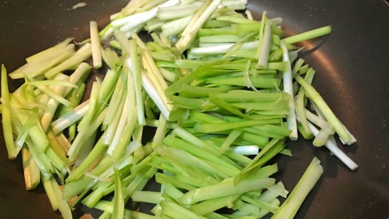 超满足便当（22）,油热倒入韭黄短翻炒