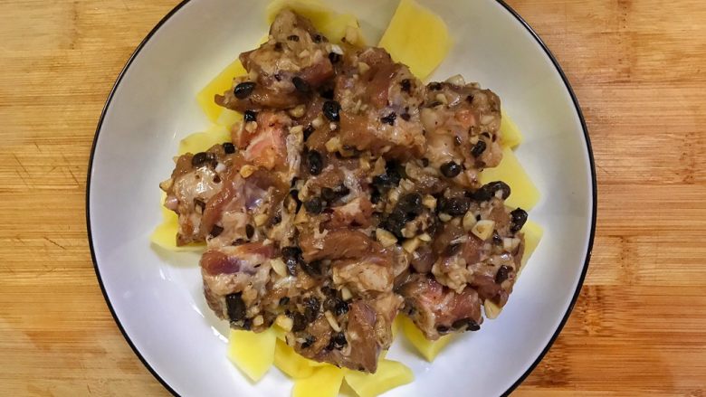 超满足便当（22）,把土豆块码好在碗底 再把腌制的排骨放在土豆块上