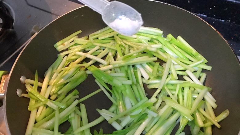 超满足便当（22）,翻炒一会出香味 加入少许盐炒匀