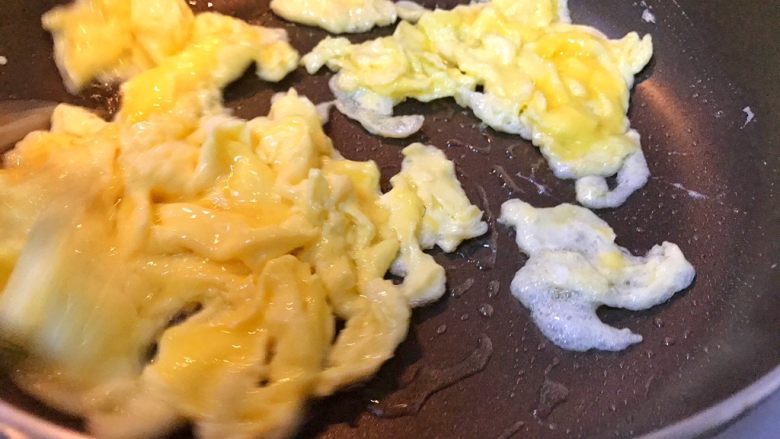 超满足便当（22）,倒入鸡蛋液翻炒 然后赶紧盛出 