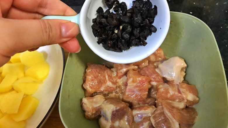 超满足便当（22）,都准备好之后 把豆豉倒进腌制的排骨里 搅拌均匀