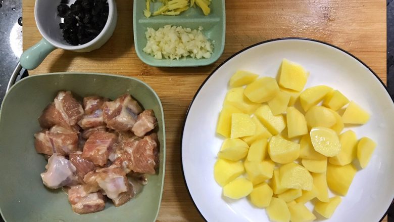 超满足便当（22）,把土豆去皮 切滚刀小块之后 泡在水里 再把蒜切成蒜末 <a style='color:red;display:inline-block;' href='/shicai/ 37'>姜</a>块切丝 <a style='color:red;display:inline-block;' href='/shicai/ 694'>豆豉</a>冲一下水 再用切一下 这样<a style='color:red;display:inline-block;' href='/shicai/ 694'>豆豉</a>的味道会比较出来 不是那么喜欢吃<a style='color:red;display:inline-block;' href='/shicai/ 694'>豆豉</a>的 可以少放或者不放或者不切