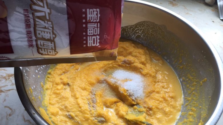 蝴蝶奶香南瓜馒头,加入一勺盐,少许糖,搅拌均匀