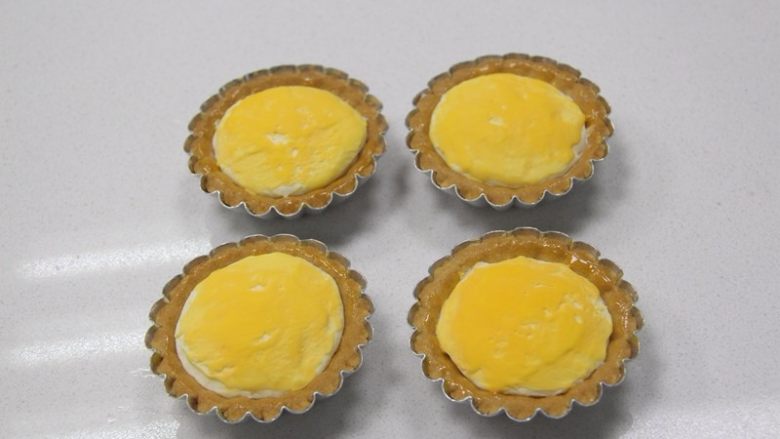 流心芝士塔,刮平表面后放入冰箱冷冻2小时以上,冻硬,,,,