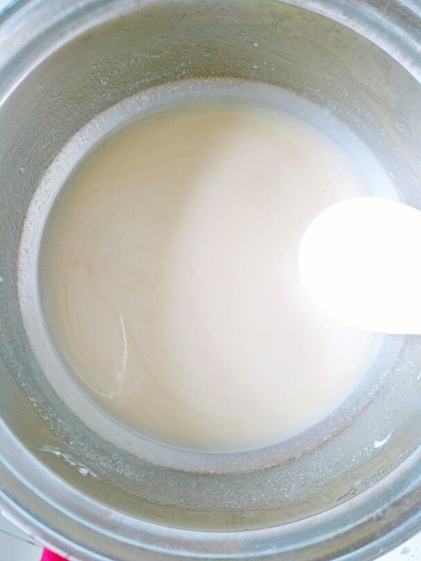 雪糕中的颜值担当――火龙果雪糕君!,边加热边搅拌,以免粘锅,直到巧克力完全融化了