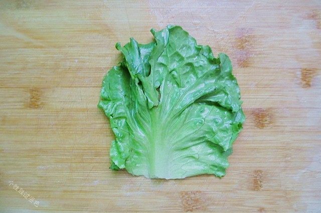 鸡蛋三明治,洗干净的生菜，甩干水分