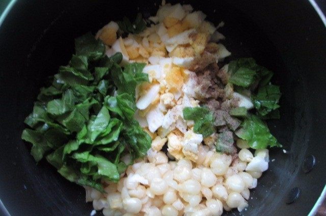 鸡蛋三明治,加入少许盐、黑胡椒粉调味