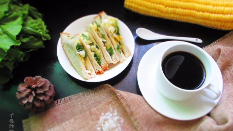 鸡蛋三明治,摆盘即可