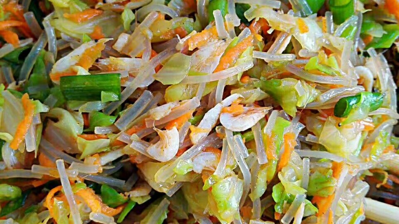 粉条菜包,发面中,咱来弄馅, <a style='color:red;display:inline-block;' href='/shicai/ 3511'>包菜</a>用热水焯一下,5秒即可,凉水拔一下剁碎成指甲盖那么大就行,捞出<a style='color:red;display:inline-block;' href='/shicai/ 3511'>包菜</a>的同时把粉条放进热水煮软,基本上剁完<a style='color:red;display:inline-block;' href='/shicai/ 3511'>包菜</a>粉条也就好了,继续粉条也剁碎,<a style='color:red;display:inline-block;' href='/shicai/ 25'>胡萝卜</a>切丝,<a style='color:red;display:inline-block;' href='/shicai/ 3250'>葱</a>,<a style='color:red;display:inline-block;' href='/shicai/ 288'>虾皮</a>拌上, 依次放入,<a style='color:red;display:inline-block;' href='/shicai/ 288'>虾皮</a>,<a style='color:red;display:inline-block;' href='/shicai/ 721'>蚝油</a>,糖,<a style='color:red;display:inline-block;' href='/shicai/ 788'>生抽</a>,<a style='color:red;display:inline-block;' href='/shicai/ 744'>五香粉</a>(喜欢吃辣的还可以放点辣椒,搅拌一下)