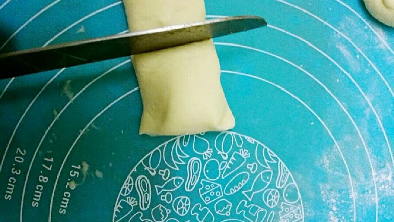 粉条菜包,搓条,然后用刀切小剂子