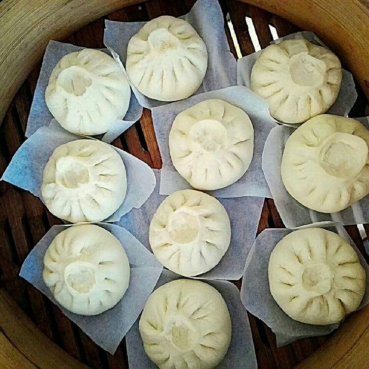 粉条菜包,这样就包好了,如果蒸笼里有屉布就不用另外垫东西了,放蒸笼里盖上盖子 我放在温水上进行二次发酵(大概15分钟左右,看面皮变化情况而定