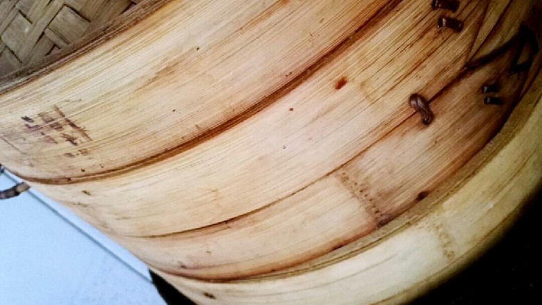 粉条菜包,二次发酵完成后就是开始蒸了。 我都是把水提前烧开后再放上去大火蒸15-20分钟(看包子大小决定,一般不超过25分钟)。 原因:现在的自来水都含氯,水一经烧开氯就会蒸发掉,所以我喜欢开水上蒸笼,就是要多浪费一些煤气(也有很多亲冷水上锅直接蒸),其实都可以的,中火蒸,蒸好关火,不能马上揭盖哦,焖3至5分钟即可