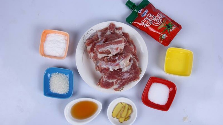 番茄沙司排骨,准备齐全食材,备用