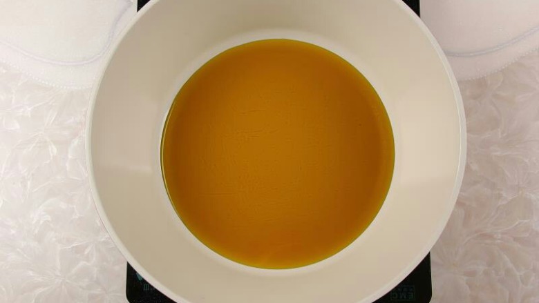 番茄沙司排骨,锅内倒油,待油烧热