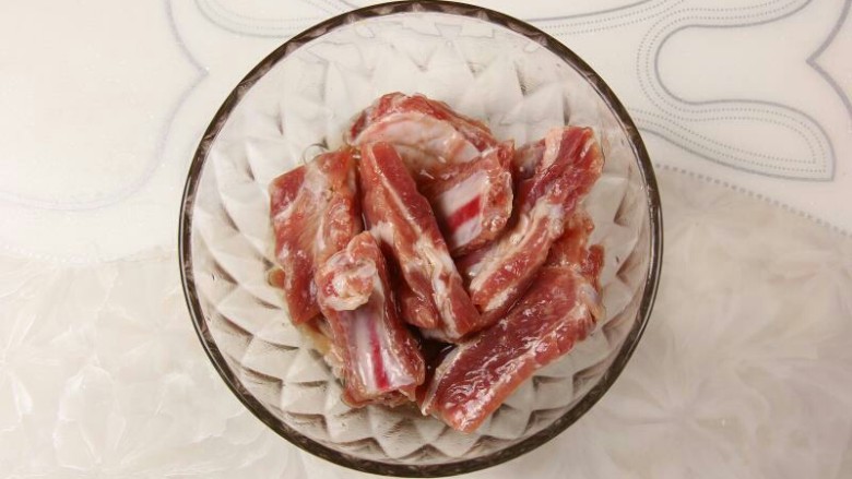 番茄沙司排骨,将<a style='color:red;display:inline-block;' href='/shicai/ 434'>排骨</a>洗净,沥干水分