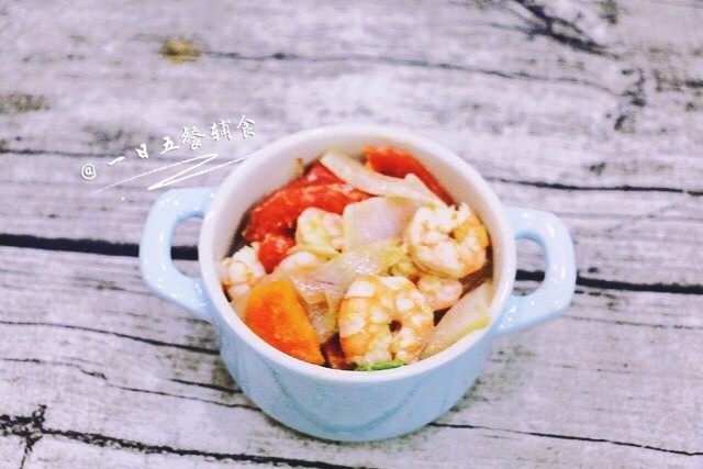 鲜虾芝士焗饭,将菜均匀码入焗饭盘里,汁也倒进去一点。