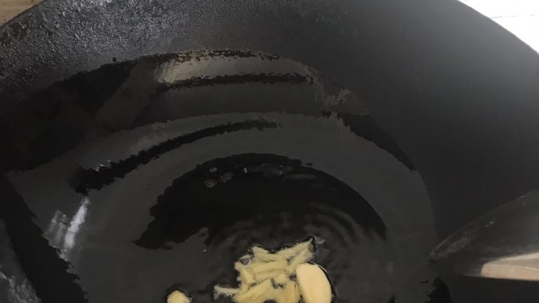 四季豆烧茄子,油热后,放入生姜大蒜炒香