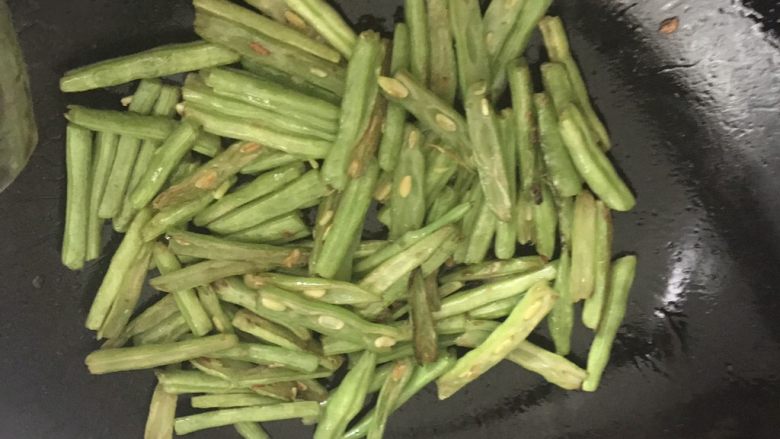 四季豆烧茄子,直到四季豆变软,变色