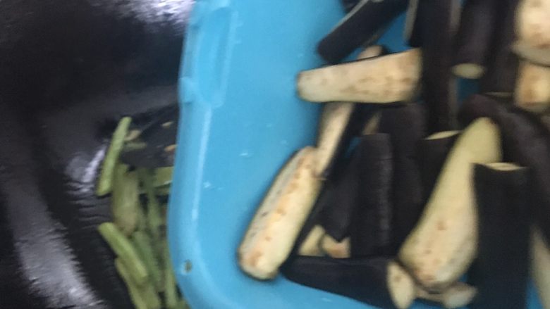 四季豆烧茄子,再加一勺油,下茄子,翻炒,并加一点水,稍微焖煮一下