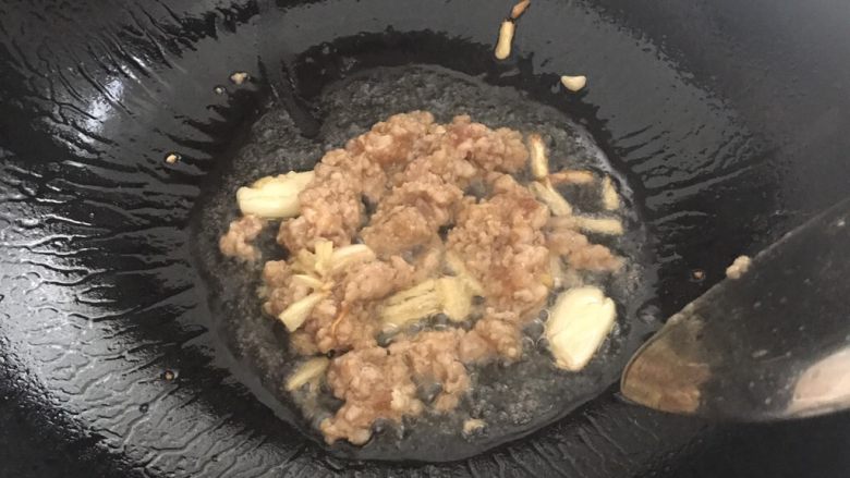 四季豆烧茄子,小火,下肉沫,翻炒,不要粘锅